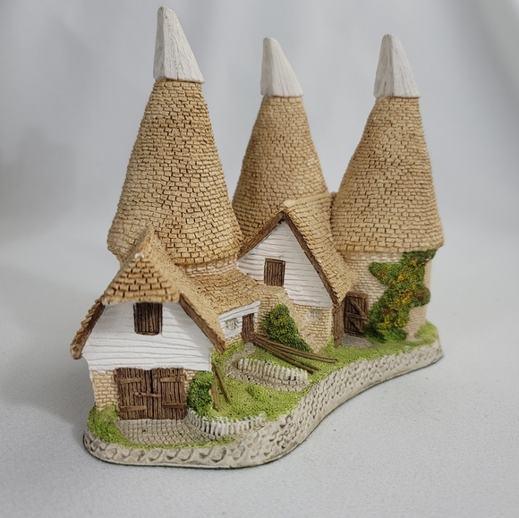 David Winter Cottage - 1981 - Triple Oast - Picture 5 of 14